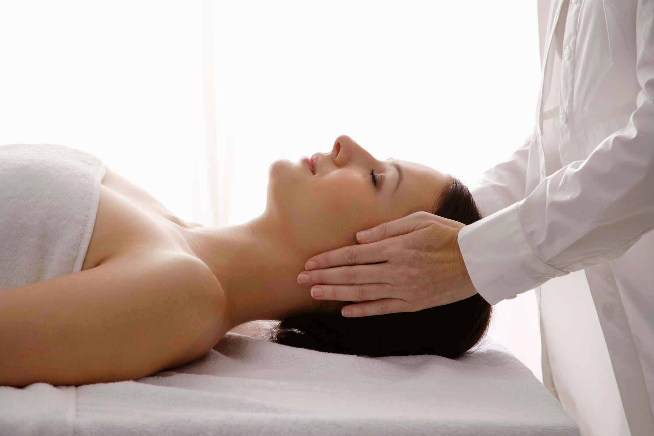 Woman having a reiki massage therapy treatment